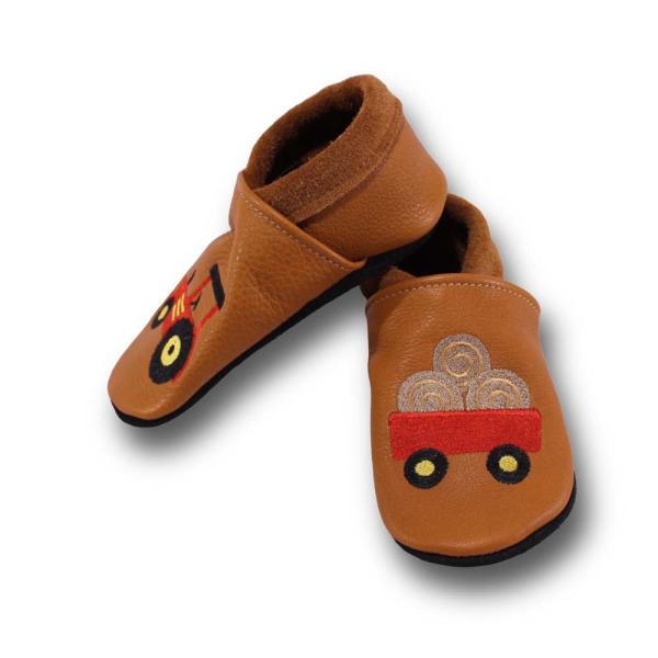 Krabbelschuhe roter Trecker mit Anhänger